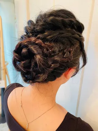 ロング ヘアアレンジ 【脱毛サロン iiris】占い可のエステ・リラクイメージ