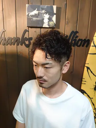 メンズ パーマ ショート サンフラット所属・岡林 選のヘアスタイル
