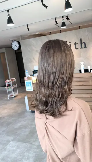 セミロング カラー リサ tonieのヘアスタイル