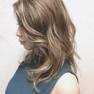ミディアム カラー 伊熊 美砂のヘアスタイル
