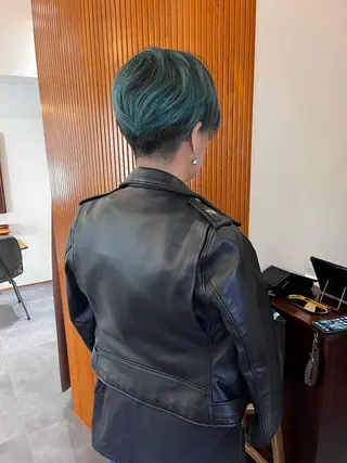 ショート カラー 安達 俊亮のヘアスタイル