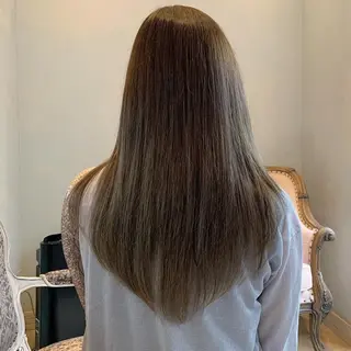 ロング カラー SAKINO． ベージュカラーのヘアスタイル