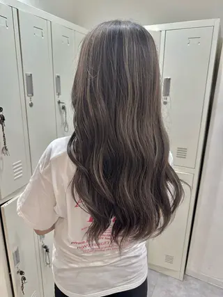 ロング カラー 白髪ぼかしハイライト レイヤー川口 元気のヘアスタイル