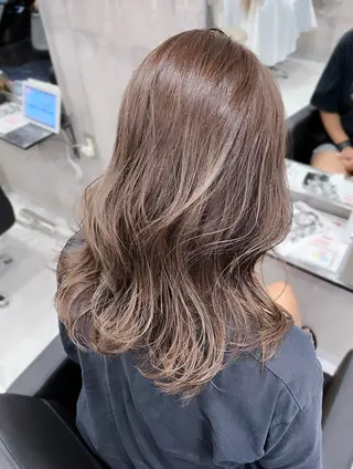 ミディアム カラー ダブルカラー／レイヤ ーカット𝓜𝓐𝓞のヘアスタイル