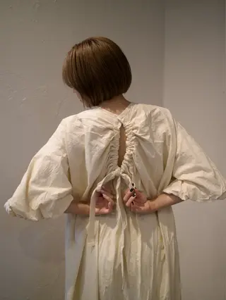 ショート カラー mina / 透明感ベージュカラーのヘアスタイル