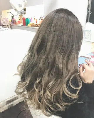 ロング カラー 岩谷/ブリーチ 🪽透明感カラーのヘアスタイル