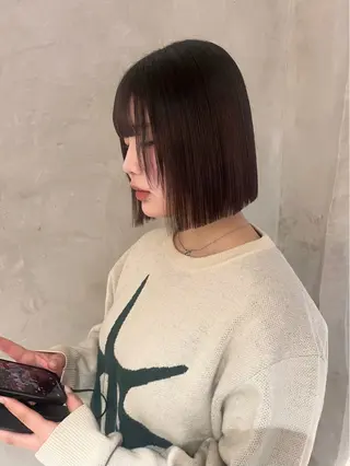 ミディアム 切りっぱなしボブ/ 艶カラー/綾莉のヘアスタイル