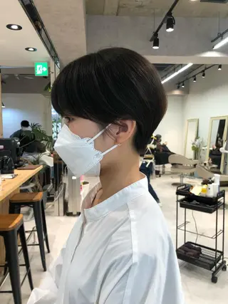 ショート レイヤー/顔まわり カット/地毛風カラーのヘアスタイル