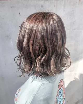 ミディアム カラー 佐藤 美聡のヘアスタイル
