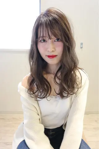 ロング 岩間 祐佳のヘアスタイル