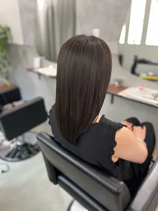 ミディアム 落ち着く大人の 隠れ家サロンのヘアスタイル