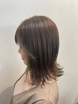 ミディアム カラー ヒナ/レイヤーカット 艶感ワンカラーのヘアスタイル