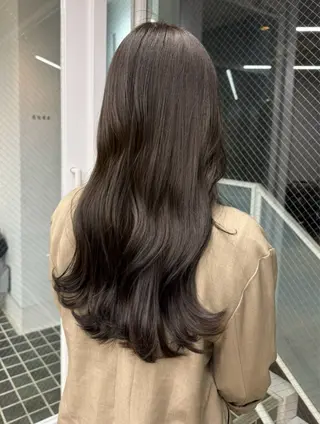 カラー maina/透明感 ベージュ/ブラウンのヘアスタイル