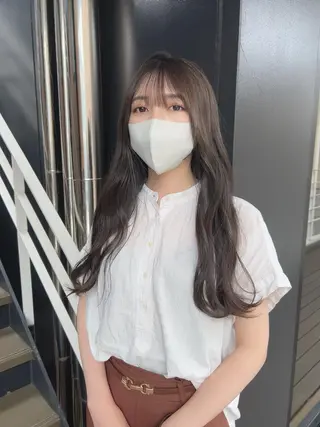 ロング 韓国🇰🇷レイヤー カットオリーブカラーのヘアスタイル