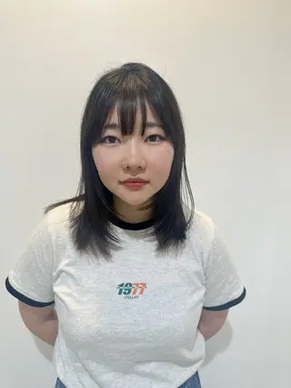 ミディアム レイヤー 艶々カラーのヘアスタイル