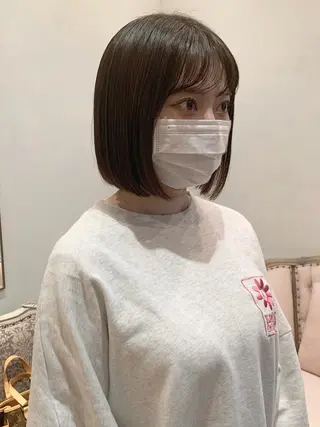 ミディアム SAKINO． ベージュカラーのヘアスタイル