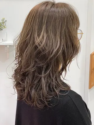 ロング カラー ヘアアレンジ にいた　かづしげのヘアスタイル