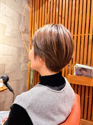 ショート カラー 斎藤 夏美のヘアスタイル