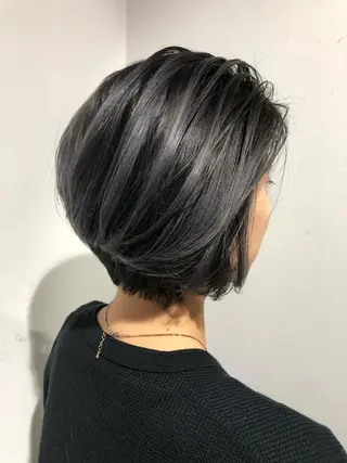 ショート 白髪ぼかしハイライト バレイヤージュヤマトのヘアスタイル