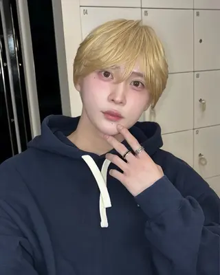 ショート メンズ ハイトーン デザインカラーのヘアスタイル