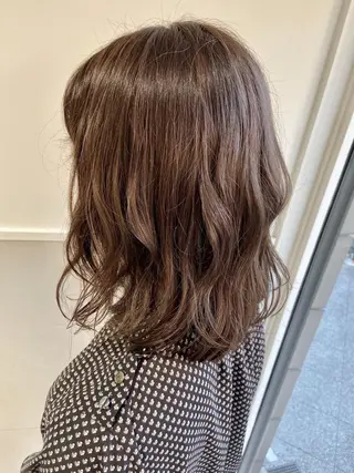 ミディアム カラー 小栗 麻衣のヘアスタイル