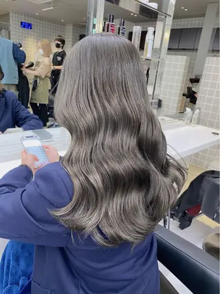 カラー ブリーチ縮毛矯正加藤 赤み無し透明感ヘアのヘアスタイル
