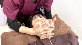 【小顔・毛穴ケア】 セラピスト　和田紋子のエステ・リラクイメージ