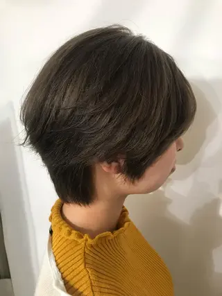 ショート カラー 小栗 麻衣のヘアスタイル