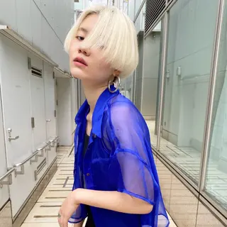 ショート カラー hollo 原宿のヘアスタイル