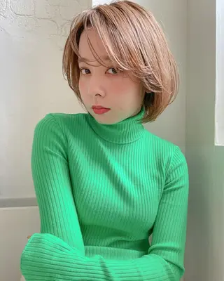 ミディアム カラー 韓国🇰🇷レイヤー カットオリーブカラーのヘアスタイル