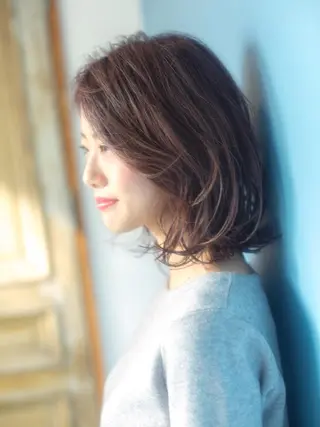 ミディアム セミロング ヤナ マネージャーのヘアスタイル
