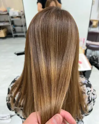 セミロング 酸性ストレート／カラ ー/山下高明のヘアスタイル