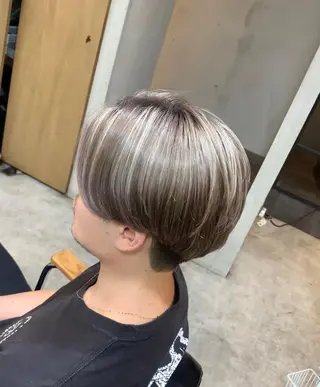 ショート カラー リサ tonieのヘアスタイル