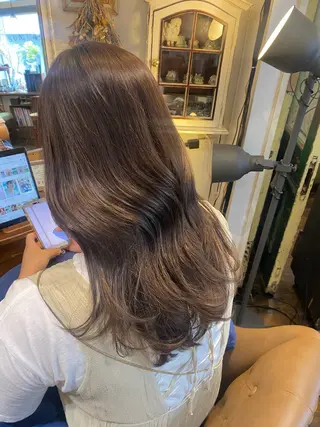 セミロング カラー AYANO ／レイヤー／オリーブのヘアスタイル