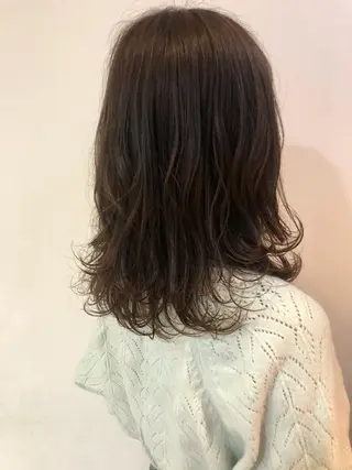 セミロング MIOベージュカラー 柔らかいカラーのヘアスタイル