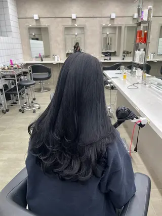 ロング 寒色/ベージュヘア ブリーチありMiOのヘアスタイル