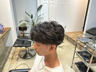 ショート パーマ メンズ 倉持 誠也　フェザーパーマのヘアスタイル