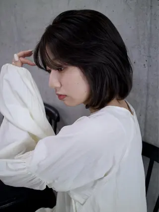 ショート カラー mina / 透明感ベージュカラーのヘアスタイル