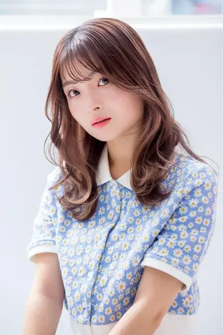 セミロング カラー 韓国🇰🇷レイヤー カットオリーブカラーのヘアスタイル