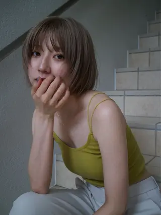 ショート ヘアアレンジ mina / 透明感ベージュカラーのヘアスタイル