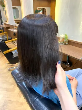 セミロング カラー mana／ブリーチ なし／ベージュ／暖色のヘアスタイル