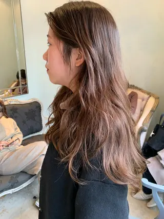ロング SAKINO． ベージュカラーのヘアスタイル