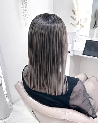 セミロング カラー 尾﨑 春華のヘアスタイル