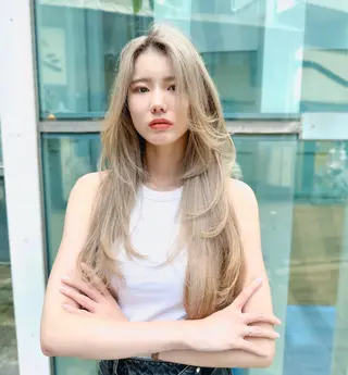 ロング カラー 韓国レイヤーカット/ ダブルカラーのヘアスタイル