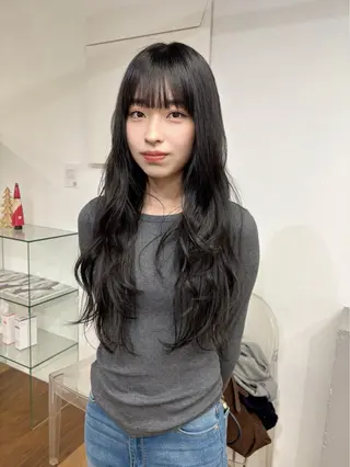 ロング 柔らかストレートと ツヤカラー/和田陽向のヘアスタイル