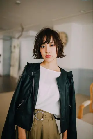 ミディアム 佐藤 香織のヘアスタイル