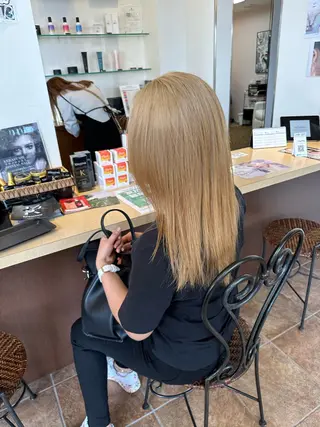 セミロング カラー ダメージレスブリーチ HIROSHIのヘアスタイル