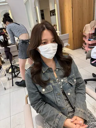 セミロング かなこ／重めレイヤー ／透明感カラーのヘアスタイル