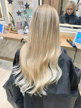 ロング カラー ハイトーンカラー シールエクステのヘアスタイル