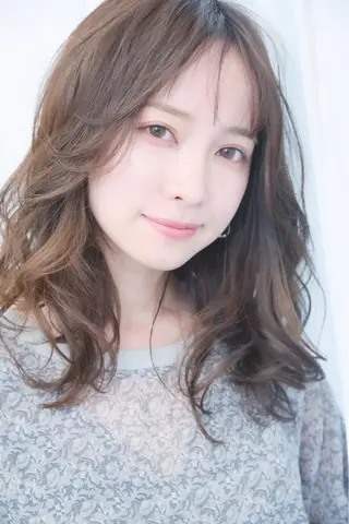 カラー 鮮やかカラーと艶髪 美容師を目指すモリーのヘアスタイル